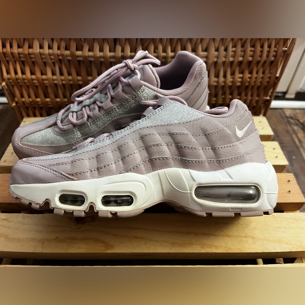 Nike Air Max 95! Gently Used. Size Women’s 6. - Picture 4 of 6